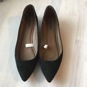 Velvet black small wedge